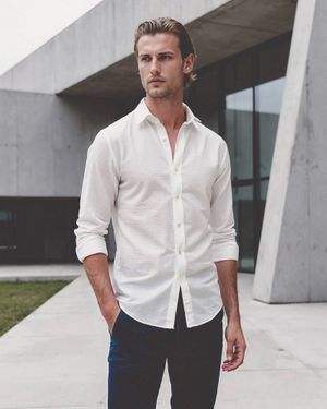 white-shirt-dark-jeans-white-sneakers